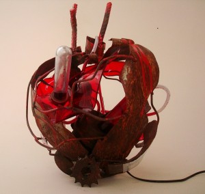 escultura PASSA VIDA -em metal, acrilico, manguueira plastica, líquido corante