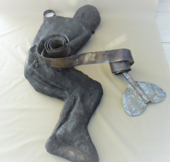 Acorda II, escultura de Pietra Verbena em fibra celulósica, metal, cimento 