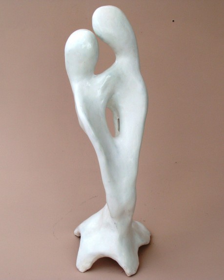 Conjugado, escultura de Pietra Verbena em fibra celulósica, cimento e metal