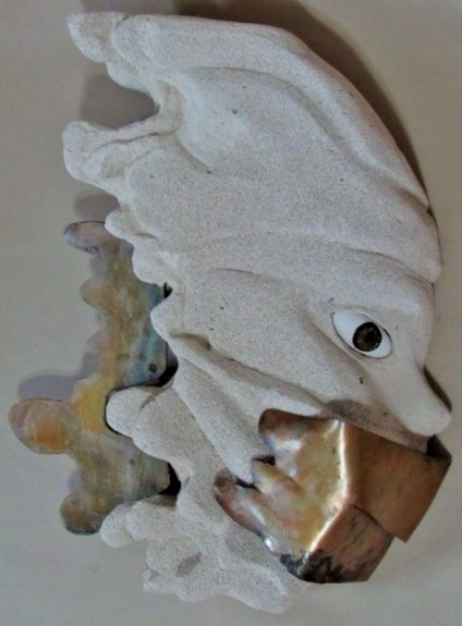 Face, escultura de Pietra Verbena em metal e concreto celular esculpido com cinzel 
