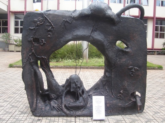 Grito Ecológico II - exposta no pátio de acesso da Biblioteca Municipal de Araraquara - 2006 - escultura em metal e cimento 130X150X60cm